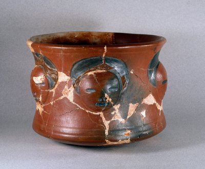 Precolumbiaanse kunst, Kotosh cultuur: terracotta recipient met menselijke gezichten. Dim. 16,2 cm 1000 v.Chr.-800 na Chr. door Pre Columbian Pre Columbian