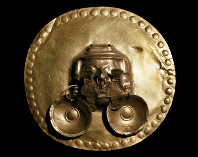 Precolumbiaanse beschaving Calima: gouden borstplaat door Pre Columbian Pre Columbian