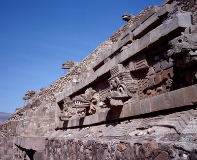Precolumbiaanse beschaving: uitzicht op de site van Teotihuacan (300 v.Chr.-600 n.Chr.): de Tempel van Quetzalcoatl of Tempel van de Gevederde Slang. Mexico door Pre Columbian Pre Columbian