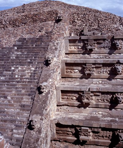 Precolumbiaanse beschaving: uitzicht op de site van Teotihuacan: de Tempel van Quetzalcoatl of Tempel van de Gevederde Slang door Pre Columbian Pre Columbian