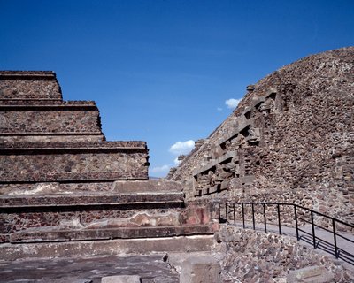 Precolumbiaanse beschaving: uitzicht op de site van Teotihuacan: de Tempel van Quetzalcoatl door Pre Columbian Pre Columbian
