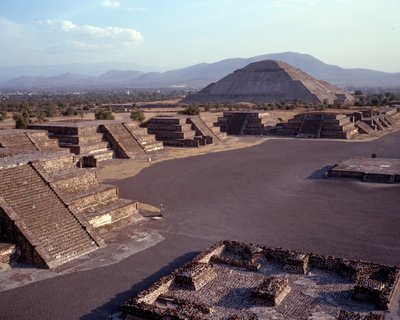 Precolumbiaanse beschaving: uitzicht op de site van Teotihuacan: de tempel van de zon door Pre Columbian Pre Columbian
