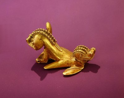 Tairona hanger die een dubbelkoppig dier afbeeldt door Pre Columbian Pre Columbian