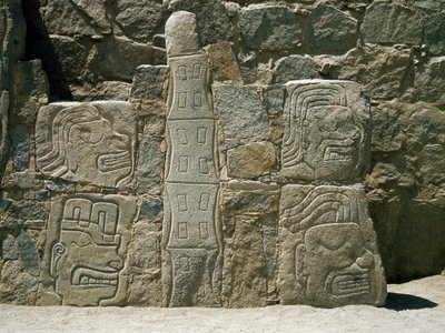Muur met reliëfs van krijgers door Pre Columbian Pre Columbian