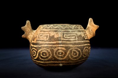 Bolvormige keramiek met zoömorfe decoratie / Precolumbiaanse kunst (terracotta) door Precolombian Precolombian