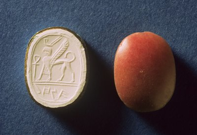 Zegel gegraveerd in Hebreeuws schrift voor een dame genaamd Hannah en een sfinx met een moderne indruk van het ontwerp, gevonden in Tell ed-duwair (Lachis) Israël door Prehistoric