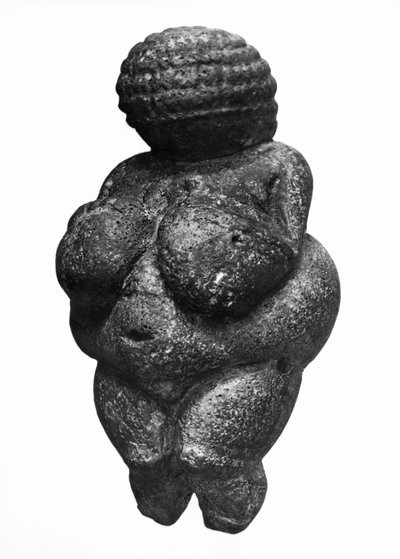 De Venus van Willendorf, zijaanzicht van vrouwelijke figuur, Gravettiaanse cultuur, Boven-Paleolithische periode, c.30000-18000 v.Chr. door Prehistoric