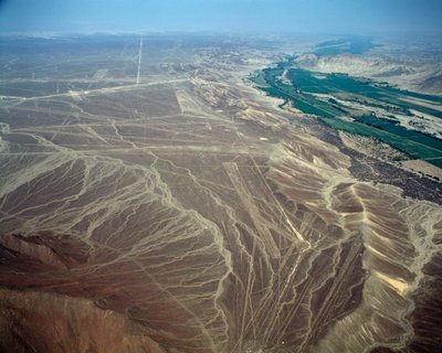 Luchtfoto van Nazca-lijnen die een vogel figuur voorstellen door Prehistoric Prehistoric