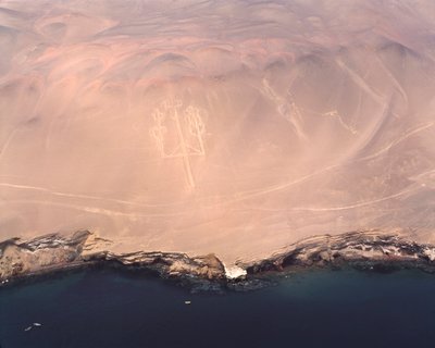 Luchtfoto van de Paracas Kandelaar of de Kandelaar van de Andes, bij Pisco Bay door Prehistoric Prehistoric