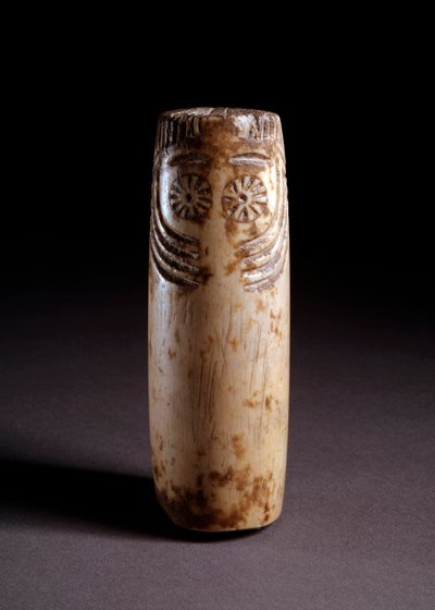Idool als een kolom. Ivoor sculptuur, rond 5000 v.Chr. door Prehistoric Prehistoric