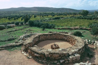 Italië, Sardinië, Alghero, provincie Sassari, Nuragisch complex Palmavera, ruïnes van vergaderhut door Prehistoric Prehistoric