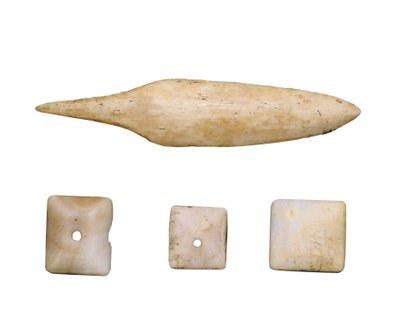 Prehistorie (Neolithicum): Pijlpunt en beenknopen. Uit Cueva Toralla (Lleida) door Prehistoric Prehistoric