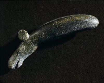 Prehistorie: dioriet werktuig in de vorm van een eland. Steentijd. Zweeds Museum van Nationale Oudheden, Stockholm, Zweden door Prehistoric Prehistoric