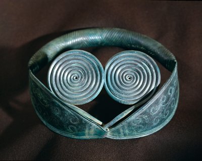 Prehistorie: metalen halsketting versierd met spiralen uit Halland. Zweeds Museum van Nationale Oudheden, Stockholm, Zweden door Prehistoric Prehistoric
