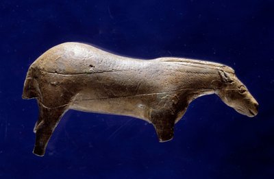 Prehistorische kunst (Midden-Magdalenien): sculptuur van een paard in mammoetivoor door Prehistoric Prehistoric