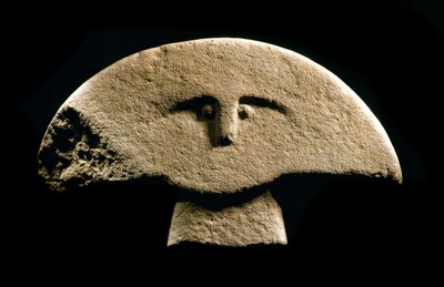 Prehistorische kunst: figuur gebeeldhouwd in de IJzertijd. 1100-800 v.Chr. La Spezia, Museo Comunale della Civilta Lunigiana door Prehistoric Prehistoric