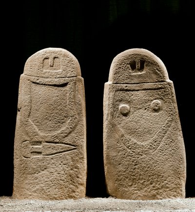 Prehistorische kunst: twee menhirs van man en vrouw uit de IJzertijd van de site van Lunigiana nabij La Spezia, Italië. 1100-800 v.Chr. La Spezia, Museo Comunale della Civilta Lunigiana door Prehistoric Prehistoric