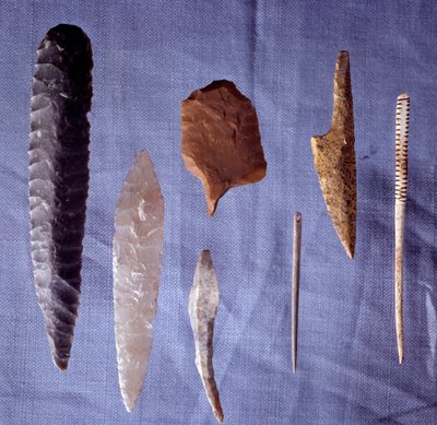 Prehistorische gereedschappen: vuursteen, mes, pijlpunten en naald door Prehistoric Prehistoric