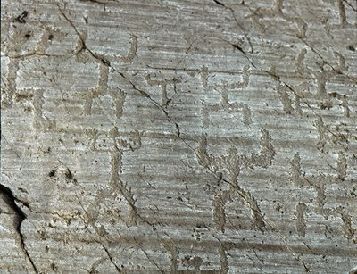 Prehistorie, Camunni beschaving, rotstekeningen: een grafrots met gestileerde voorstellingen van figuren bekend als 