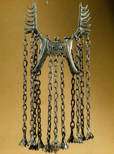 Prehistorie: elandvormige hanger met twee hoofden van een site in Dolanlar (Azerbeidzjan) Bronstijd. Bakoe, Azerbeidzjan Staatsreligie Geschiedenis Museum door Prehistoric Prehistoric