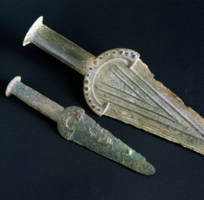Prehistorie, Etruskische beschaving: bronzen dolk uit de Necropolis San Giovenale (Viterbo), Lazio. Bronstijd. 17e eeuw v.Chr. Rome, Museo Nazionale Preistorico Etnografico Luigi Pigorini door Prehistoric Prehistoric