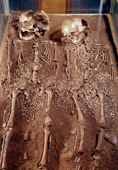 Prehistorie: skeletten van twee kinderen. 30000-25000 v.Chr. Uit de Grimaldi-grot door Prehistoric Prehistoric