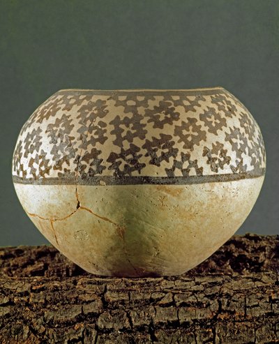 Prehistorie: kleivaas met geometrische decoraties van Anau type van de site van Gheoksjur (Zuid-Turkmenistan) door Prehistoric Prehistoric