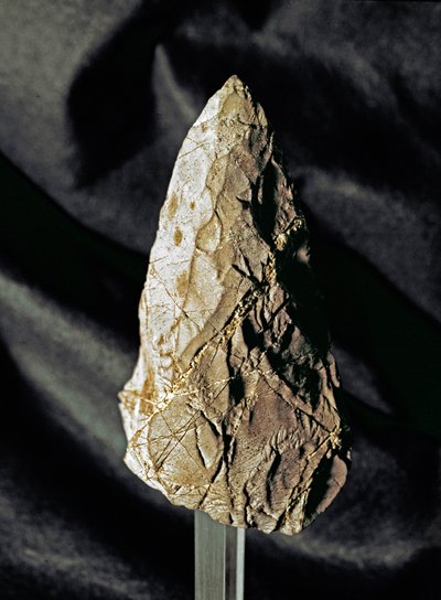 Prehistorie: amygdaloïde vuistbijl van vuursteen door Prehistoric Prehistoric