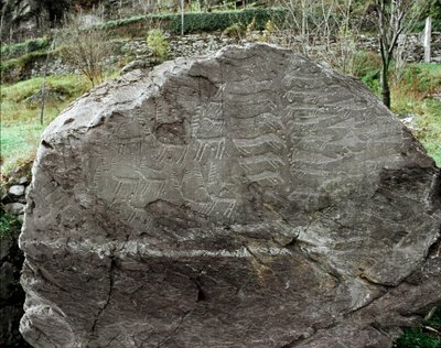 Prehistorie, rotstekeningen: grafrots met afbeeldingen van herten, vee en dolken. Kopertijd. Eneolithische periode (chalcolithicum). Roche nr. 1. Cemmo (Brescia) Parco archeologico nazionale dei Massi di Cemmo, Italië door Prehistoric Prehistoric