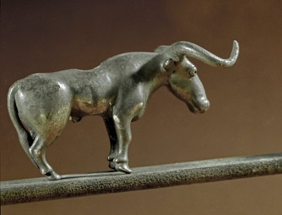 Prehistorie: zilveren stierenbeeld uit het graf van Maikop (Kaukasus). 3000-2500 v.Chr. Eneolithicum, Kopertijd door Prehistoric Prehistoric