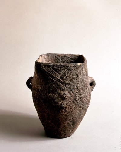 Prehistorie: terracotta vaas met vierkante opening uit het neolithicum van de Caverna Delle Arene in Candide (Ligurië). Pegli, Museo Villa Pallavicini door Prehistoric Prehistoric