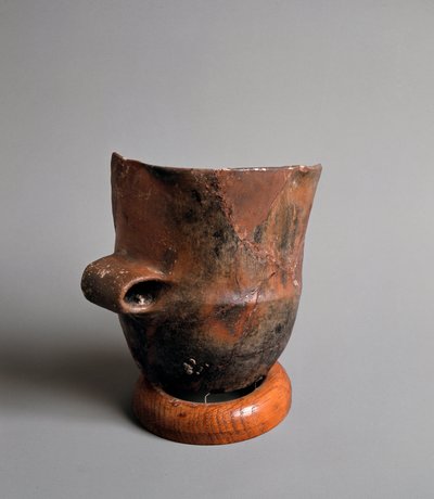 Prehistorie: terracotta vaas met vierkante opening uit het neolithicum van de Caverna Della Pollera (Ligurië). Pegli, Museo Villa Pallavicini door Prehistoric Prehistoric