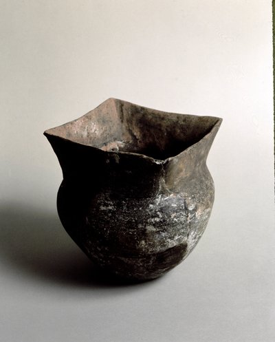 Prehistorie: terracotta vaas met vierkante opening uit het neolithicum van de Caverna Delle Arene in Candide (Ligurië). Pegli, Museo Villa Pallavicini door Prehistoric Prehistoric