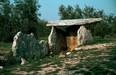 Prehistorie: uitzicht op de dolmen van Chianca met zijn ingangsgang. Steentijd, Neolithicum. 6e-3e eeuw v.Chr. Bisceglie, Puglia, Italië door Prehistoric Prehistoric
