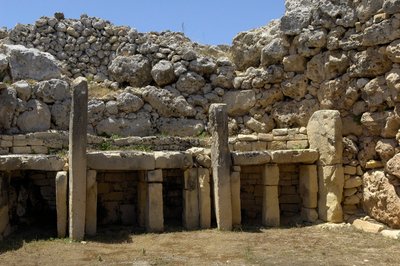 Prehistorie: uitzicht op de megalithische tempel van Ggantija, daterend uit het Neolithicum, eiland Gozo, Malta door Prehistoric Prehistoric