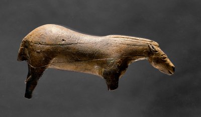 Het paard van Lourdes. Ivoren beeldje uit de Grot van Espelugue. Boven-Paleolithicum door Prehistoric Prehistoric