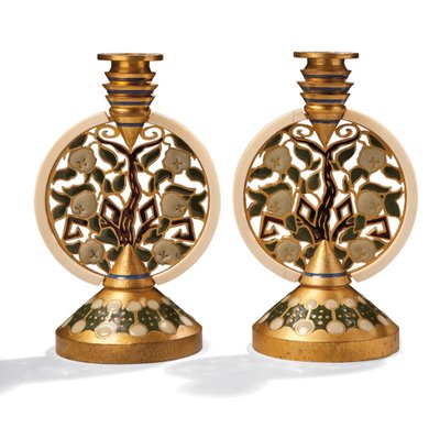 Een paar vergulde bronzen emaille en ivoren kandelaars, ca. 1907 door Princess Maria Tenisheva