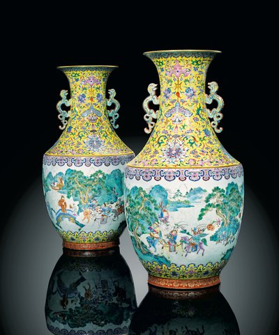Een paar Keizerlijke Famille Rose vazen door Qing Dynasty   Jiaqing Period Chinese School