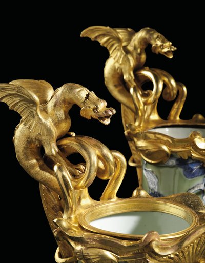 Een paar Louis XV kannen, porselein 1662-1722, monturen c.1745-49 door Qing Dynasty   Kangxi Period Chinese School