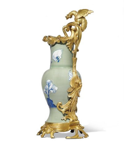 Een van een paar Louis XV kannen, porselein 1662-1722, monturen ca. 1745-49 door Qing Dynasty   Kangxi Period Chinese School