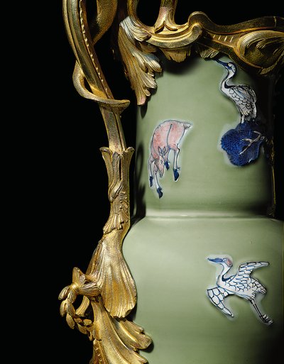 Een van een paar Louis XV kannen, porselein 1662-1722, monturen ca. 1745-49 door Qing Dynasty   Kangxi Period Chinese School