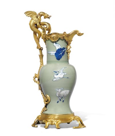 Een van een paar Louis XV kannen, porselein 1662-1722, monturen c.1745-49 door Qing Dynasty   Kangxi Period Chinese School
