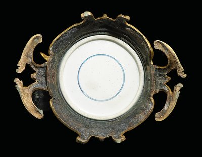 Een van een paar Louis XV kannen, porselein 1662-1722, monturen c.1745-49 door Qing Dynasty   Kangxi Period Chinese School