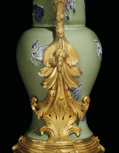 Een van een paar Louis XV kannen, porselein 1662-1722, monturen c.1745-49 door Qing Dynasty   Kangxi Period Chinese School