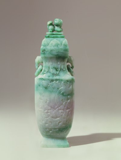Balustervaas en koepeldeksel, late Qing-dynastie (smaragd & wit jade) door Qing Dynasty Chinese School