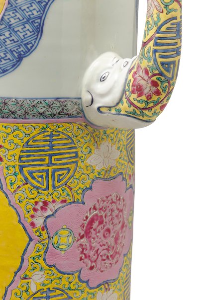Detail van een paar famille rose 