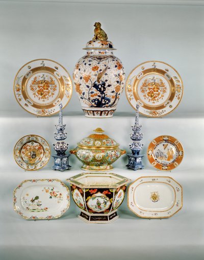 Imari balustervaas; Rose-verte wapenschaal, ca. 1724; Famille rose bommeterrine en deksel; Twee blauw-witte tulpenvazen; Famille Rose wapenschaal; Imari bord door Cornelius Prenk; Famille Rose rechthoekige schaal; Famille Rose zeshoekige jardinière door Qing Dynasty Chinese School