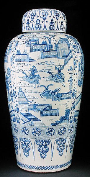 Een van een paar blauw-witte soldatenvazen door Qing Dynasty Chinese School