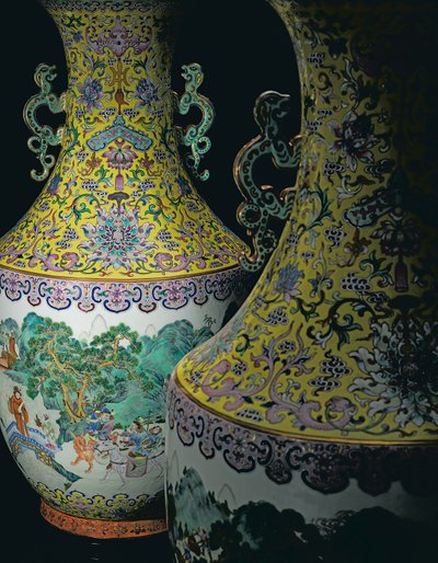 Een paar keizerlijke Famille Rose vazen door Qing Dynasty   Jiaqing Period Chinese School
