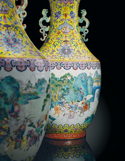 Een paar keizerlijke Famille Rose vazen door Qing Dynasty   Jiaqing Period Chinese School
